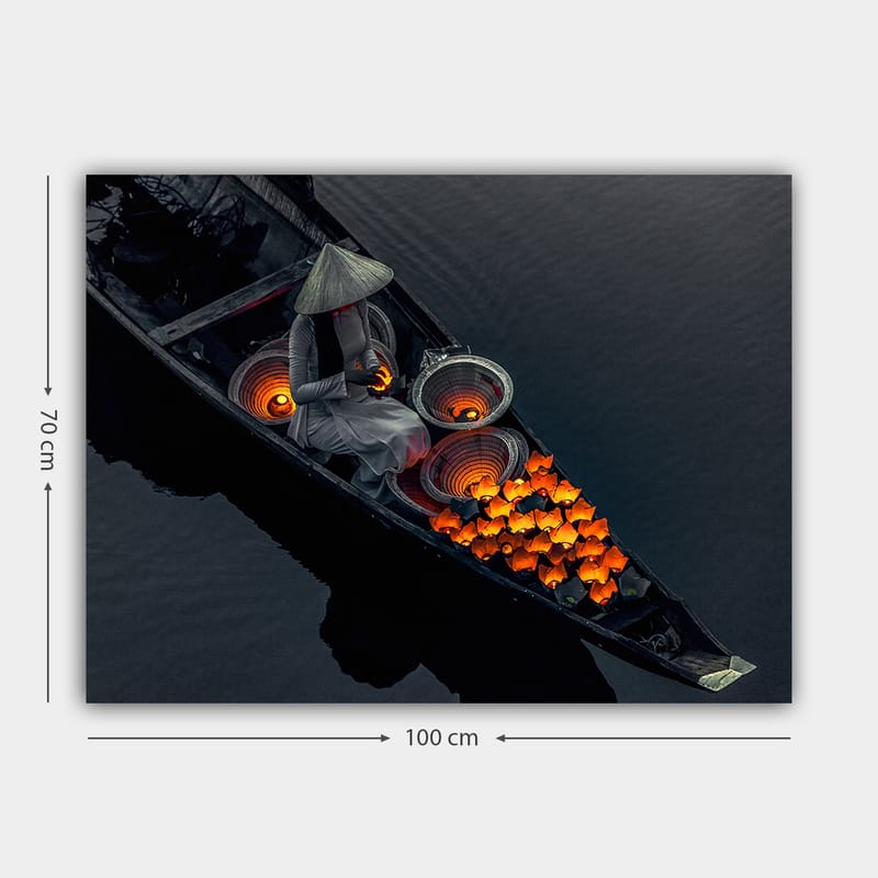 Lerretsbilde 70x100 cm - Kvinne i en båt som omgir seg med knalloransje fisk og tradisjonelle kurver - Oransje / Svart / Grå - Innredning - Bilder & kunst - Lerretsbilder