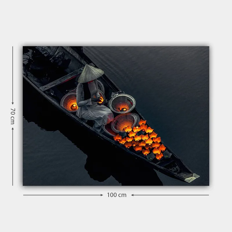 Lerretsbilde 70x100 cm - Kvinne i en båt som omgir seg med knalloransje fisk og tradisjonelle kurver - Oransje / Svart / Grå - Innredning - Bilder & kunst - Lerretsbilder