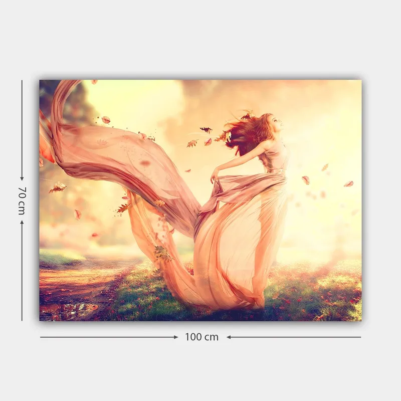 Lerretsbilde 70x100 cm - Kvinne i en flagrende kjole som danser i et drømmeaktig høstlandskap med fallende blader - Lys rosa / Beige / Myk gul - Innredning - Bilder & kunst - Lerretsbilder