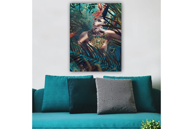 Lerretsbilde 70x100 cm - Kvinne i et tett, frodig miljø med en intrikat smykkedetalj som fanger blikket - Mørkegrønn / Turkis / Beige - Innredning - Bilder & kunst - Lerretsbilder