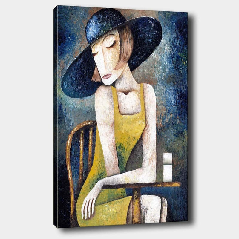 Lerretsbilde 70x100 cm - Kvinne i gul kjole sitter ved et bord med en hvit kopp, iført en stor svart hatt, Gul / Svart / Blågrønn