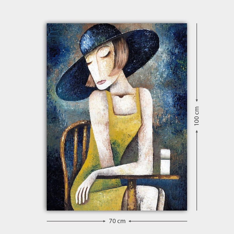 Lerretsbilde 70x100 cm - Kvinne i gul kjole sitter ved et bord med en hvit kopp, iført en stor svart hatt - Gul / Svart / Blågrønn - Innredning - Bilder & kunst - Lerretsbilder