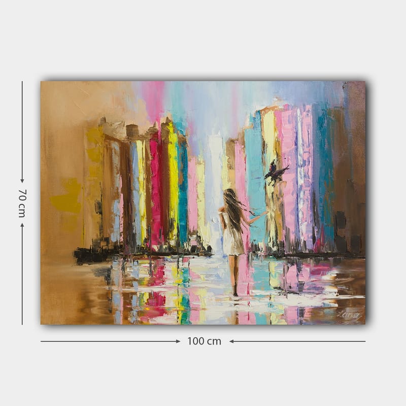 Lerretsbilde 70x100 cm - Kvinne i hvit kjole går gjennom en fargerik by med høye bygninger i bakgrunnen - Rosa / Gul / Blå - Innredning - Bilder & kunst - Lerretsbilder