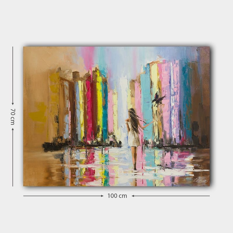 Lerretsbilde 70x100 cm - Kvinne i hvit kjole går gjennom en fargerik by med høye bygninger i bakgrunnen - Rosa / Gul / Blå - Innredning - Bilder & kunst - Lerretsbilder