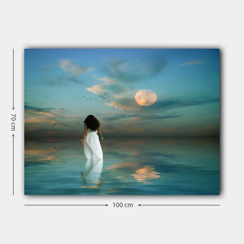 Lerretsbilde 70x100 cm - Kvinne i hvit kjole går gjennom et speilblankt hav under en stjernehimmel med en stor måne - Blå / Hvit / Grå - Innredning - Bilder & kunst - Lerretsbilder