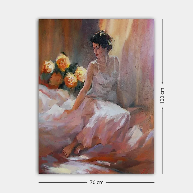 Lerretsbilde 70x100 cm - Kvinne i hvit kjole som sitter avslappet med roser i bakgrunnen - Hvit / Rosa / Oransje - Innredning - Bilder & kunst - Lerretsbilder
