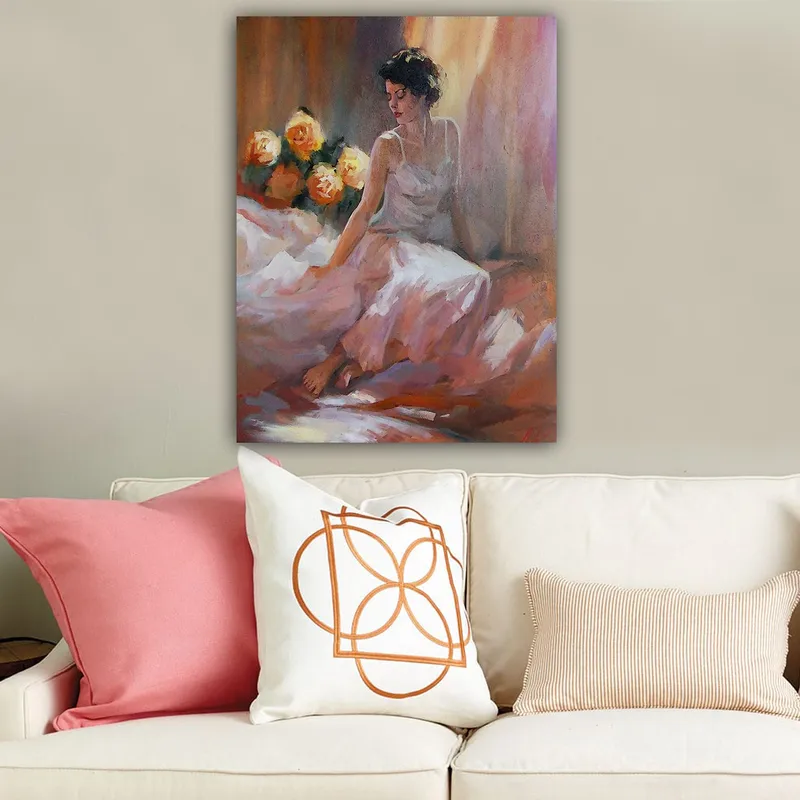 Lerretsbilde 70x100 cm - Kvinne i hvit kjole som sitter avslappet med roser i bakgrunnen - Hvit / Rosa / Oransje - Innredning - Bilder & kunst - Lerretsbilder