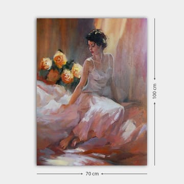 Lerretsbilde 70x100 cm - Kvinne i hvit kjole som sitter avslappet med roser i bakgrunnen - Hvit / Rosa / Oransje - Innredning - Bilder & kunst - Lerretsbilder