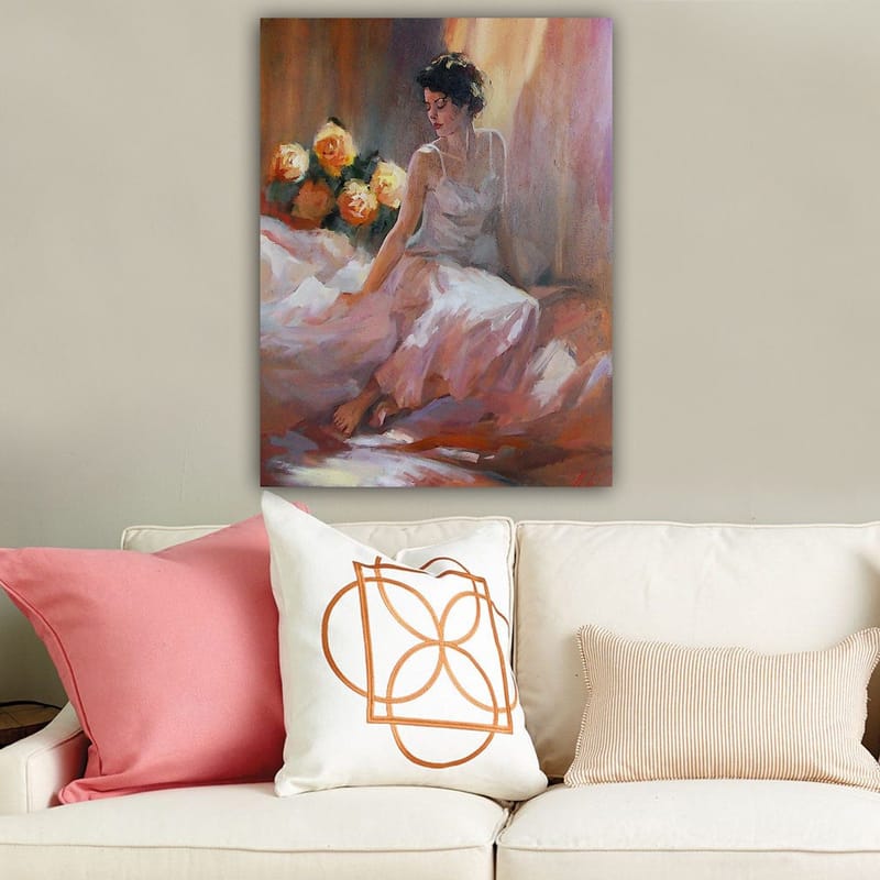 Lerretsbilde 70x100 cm - Kvinne i hvit kjole som sitter avslappet med roser i bakgrunnen - Hvit / Rosa / Oransje - Innredning - Bilder & kunst - Lerretsbilder