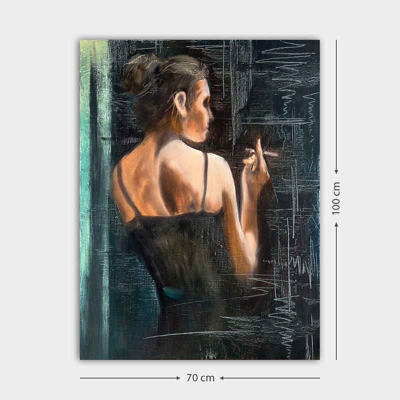 Lerretsbilde 70x100 cm - Kvinne i svart kjole som står med ryggen til betrakteren og holder en sigarett - Mørk blå / Beige / Svart - Innredning - Bilder & kunst - Lerretsbilder
