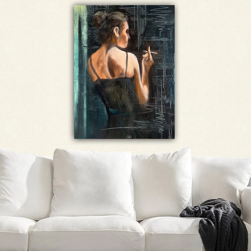 Lerretsbilde 70x100 cm - Kvinne i svart kjole som står med ryggen til betrakteren og holder en sigarett - Mørk blå / Beige / Svart - Innredning - Bilder & kunst - Lerretsbilder