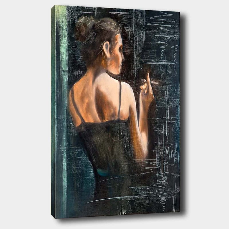 Lerretsbilde 70x100 cm - Kvinne i svart kjole som står med ryggen til betrakteren og holder en sigarett, Mørk blå / Beige / Svart