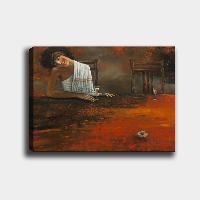 Lerretsbilde 70x100 cm - Kvinne lener seg avslappet over et bord med et glass i hånden, omgitt av en dempet og varm atmosfære - Mørk rød / Brun / Beige - Innredning - Bilder & kunst - Lerretsbilder