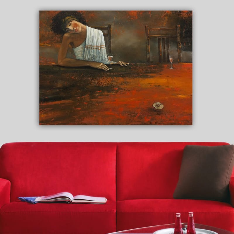 Lerretsbilde 70x100 cm - Kvinne lener seg avslappet over et bord med et glass i hånden, omgitt av en dempet og varm atmosfære - Mørk rød / Brun / Beige - Innredning - Bilder & kunst - Lerretsbilder