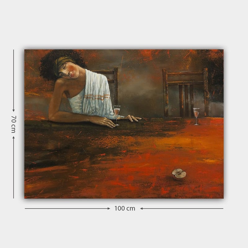 Lerretsbilde 70x100 cm - Kvinne lener seg avslappet over et bord med et glass i hånden, omgitt av en dempet og varm atmosfære - Mørk rød / Brun / Beige - Innredning - Bilder & kunst - Lerretsbilder