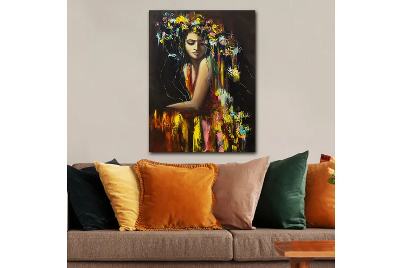 Lerretsbilde 70x100 cm - Kvinne med blomster i håret, utstråler en følelse av mystikk og skjønnhet, Mørk rød / Gul / Grønn
