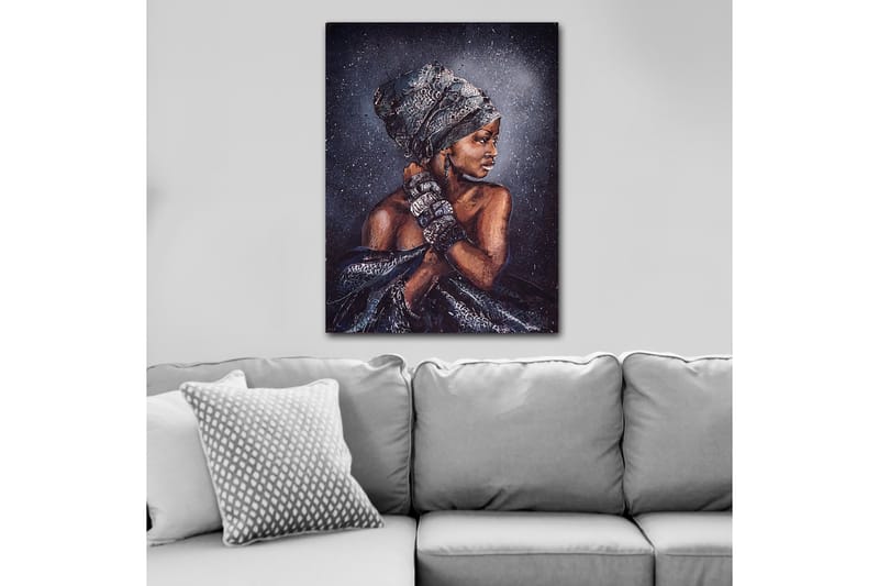 Lerretsbilde 70x100 cm - Kvinne med elegant hodeplagg og smykker, avbildet i profil - Mørk brun / Svart / Grå - Innredning - Bilder & kunst - Lerretsbilder