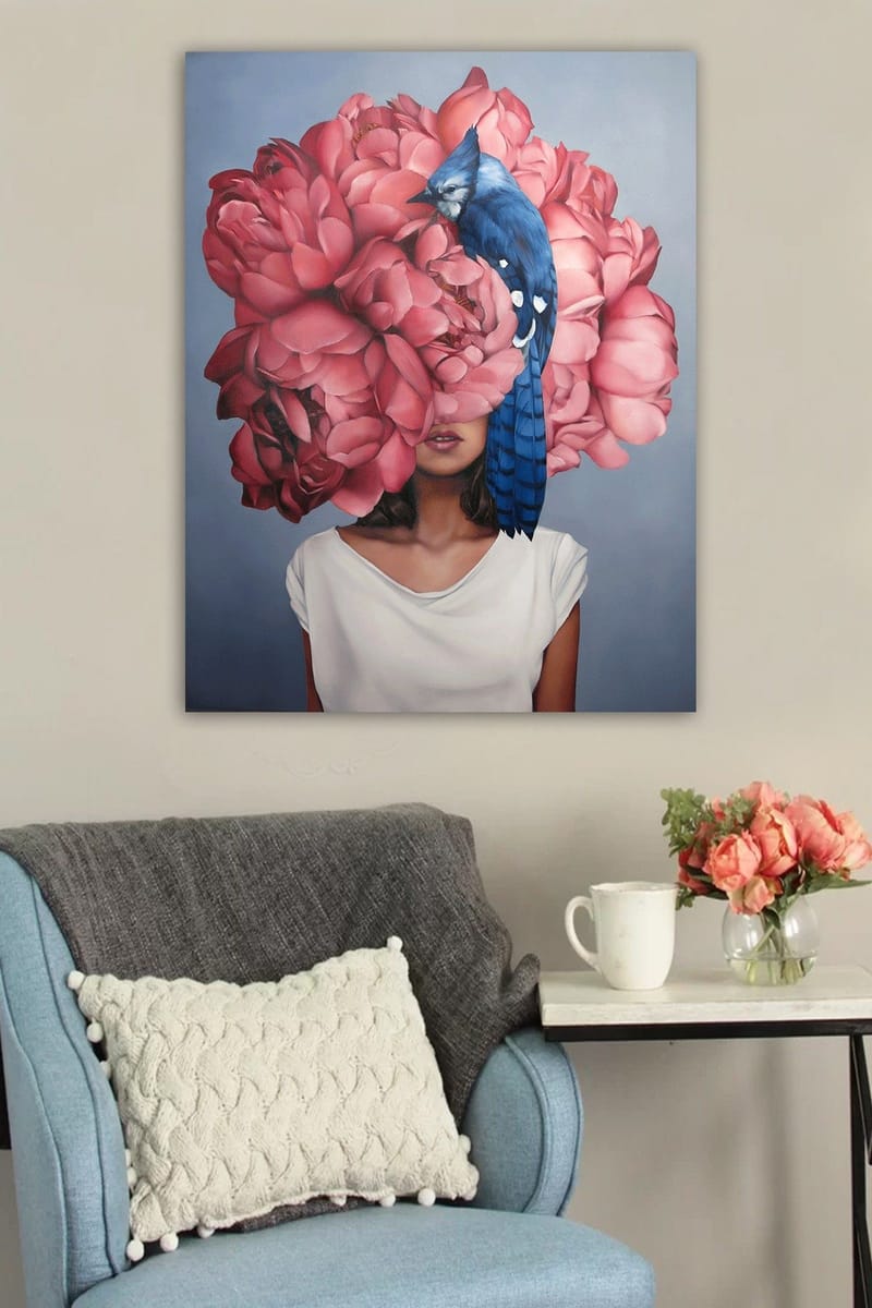 Lerretsbilde 70x100 cm - Kvinne med en stor krans av rosa blomster som dekker hodet, med en blå fugl som sitter på blomstene - Rosa / Blå - Innredning - Bilder & kunst - Lerretsbilder