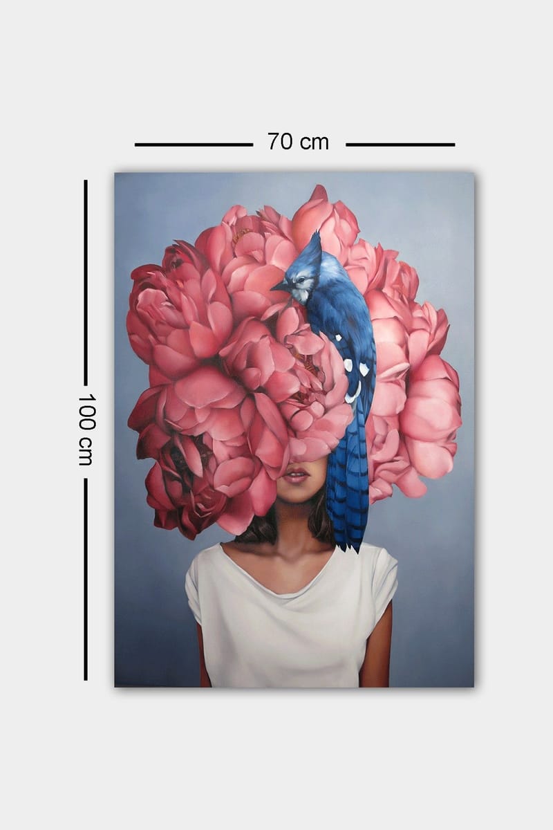 Lerretsbilde 70x100 cm - Kvinne med en stor krans av rosa blomster som dekker hodet, med en blå fugl som sitter på blomstene - Rosa / Blå - Innredning - Bilder & kunst - Lerretsbilder