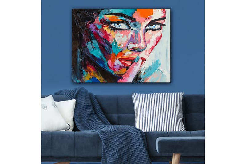Lerretsbilde 70x100 cm - Kvinne med et mystisk blikk som holder en finger mot leppene i en stille gest - Blå / Rød / Oransje - Innredning - Bilder & kunst - Lerretsbilder