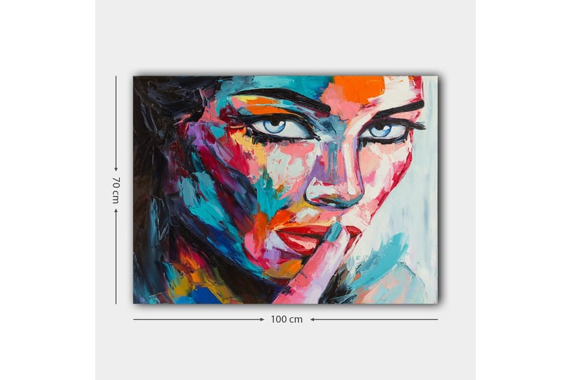 Lerretsbilde 70x100 cm - Kvinne med et mystisk blikk som holder en finger mot leppene i en stille gest - Blå / Rød / Oransje - Innredning - Bilder & kunst - Lerretsbilder