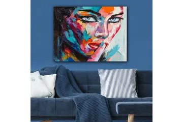 Lerretsbilde 70x100 cm - Kvinne med et mystisk blikk som holder en finger mot leppene i en stille gest - Blå / Rød / Oransje - Innredning - Bilder & kunst - Lerretsbilder