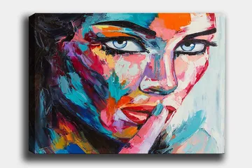 Lerretsbilde 70x100 cm - Kvinne med et mystisk blikk som holder en finger mot leppene i en stille gest - Blå / Rød / Oransje - Innredning - Bilder & kunst - Lerretsbilder