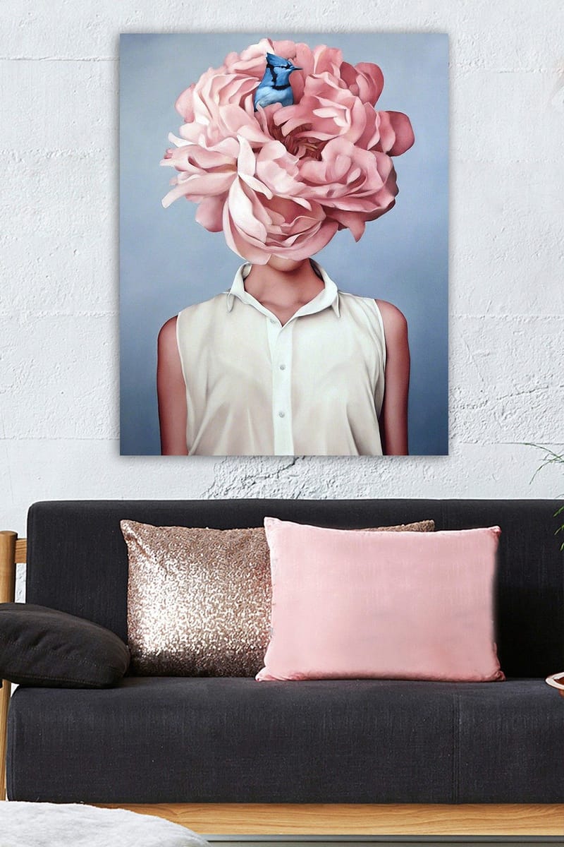 Lerretsbilde 70x100 cm - Kvinne med et stort rosa blomsterhodeplagg og en blå fugl som sitter blant blomstene - Rosa / Blå / Beige - Innredning - Bilder & kunst - Lerretsbilder