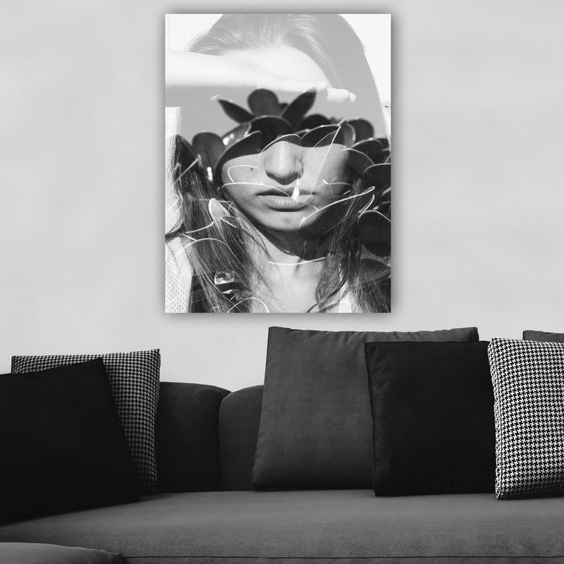 Lerretsbilde 70x100 cm - Kvinne med hånd på pannen, omgitt av stiliserte planteformer - Svart / Hvit - Innredning - Bilder & kunst - Lerretsbilder