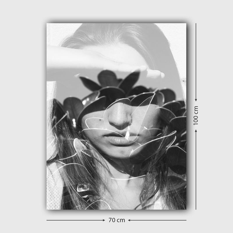 Lerretsbilde 70x100 cm - Kvinne med hånd på pannen, omgitt av stiliserte planteformer - Svart / Hvit - Innredning - Bilder & kunst - Lerretsbilder