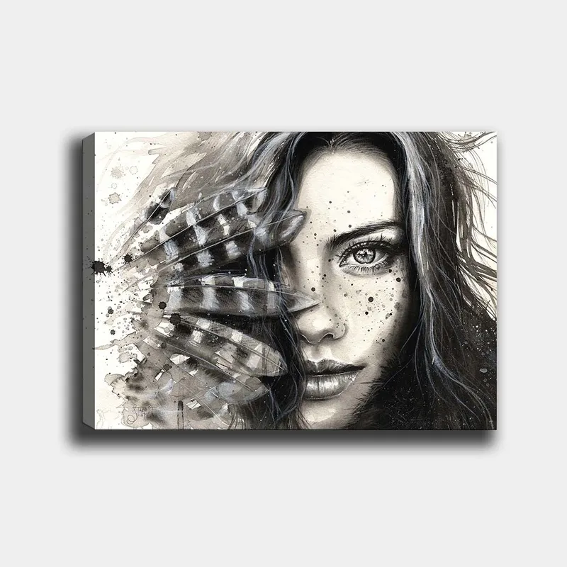 Lerretsbilde 70x100 cm - Kvinne med intenst blikk, delvis skjult av fjær og abstrakte mønstre, Svart / Grå / Hvit
