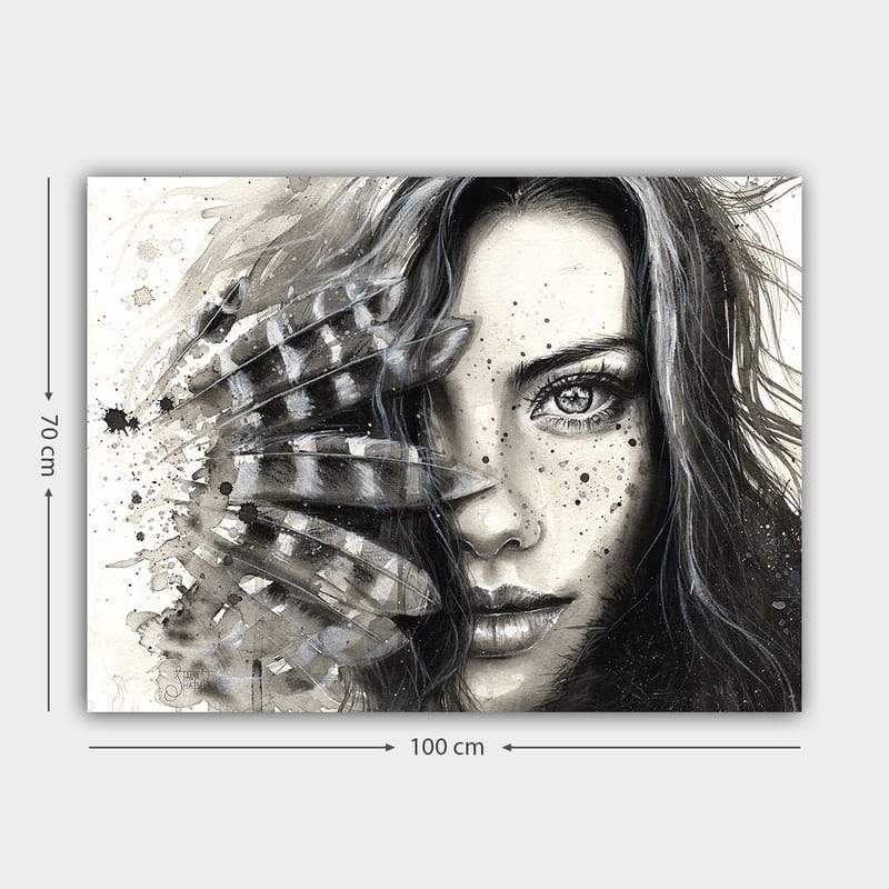 Lerretsbilde 70x100 cm - Kvinne med intenst blikk, delvis skjult av fjær og abstrakte mønstre - Svart / Grå / Hvit - Innredning - Bilder & kunst - Lerretsbilder
