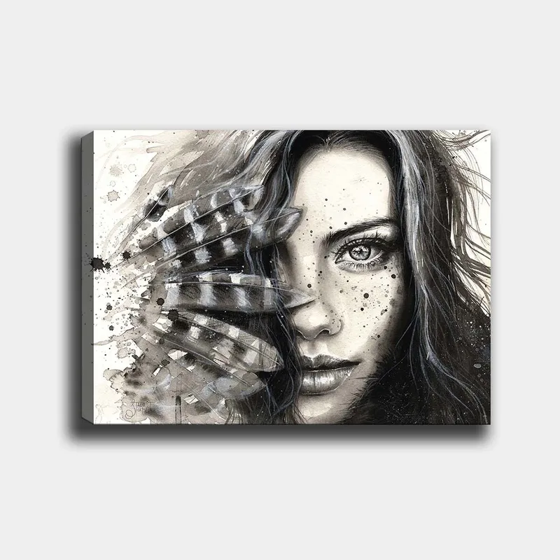 Lerretsbilde 70x100 cm - Kvinne med intenst blikk, delvis skjult av fjær og abstrakte mønstre, Svart / Grå / Hvit