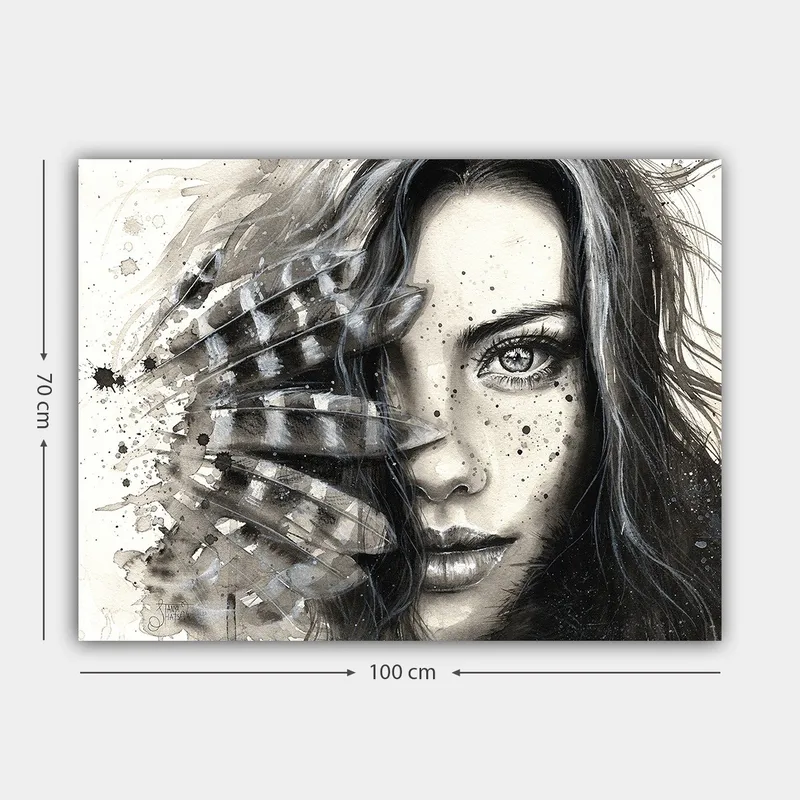 Lerretsbilde 70x100 cm - Kvinne med intenst blikk, delvis skjult av fjær og abstrakte mønstre - Svart / Grå / Hvit - Innredning - Bilder & kunst - Lerretsbilder