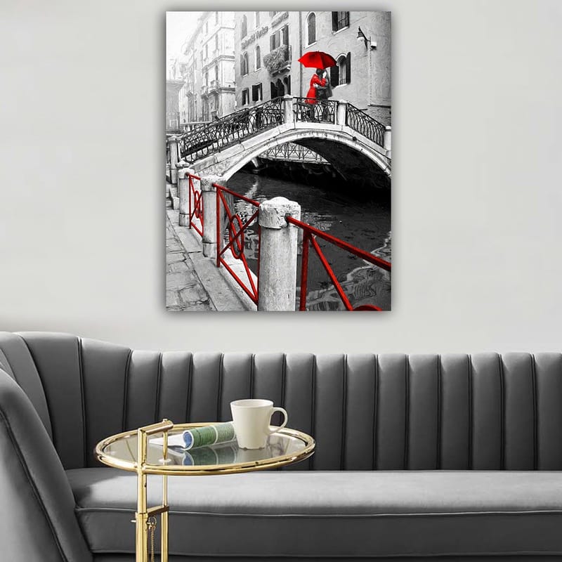 Lerretsbilde 70x100 cm - Kvinne med rød paraply stående på en bro i svart-hvitt venetiansk setting - Rød / Svart / Hvit - Innredning - Bilder & kunst - Lerretsbilder