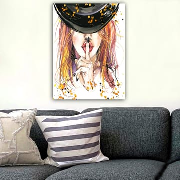 Lerretsbilde 70x100 cm - Kvinne med rødlig hår som holder en finger mot leppene i en stillhetsgest - Rød / Svart / Oransje - Innredning - Bilder & kunst - Lerretsbilder