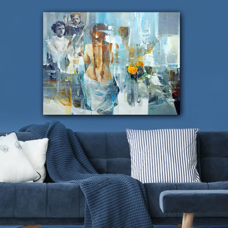 Lerretsbilde 70x100 cm - Kvinne med ryggen til betrakteren, omgitt av abstrakte former og figurer - Blå / Oransje / Grå - Innredning - Bilder & kunst - Lerretsbilder