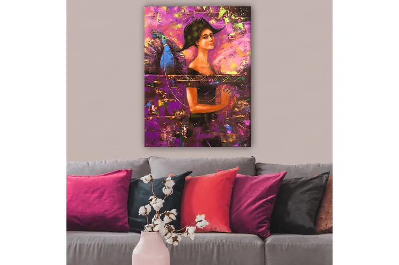 Lerretsbilde 70x100 cm - Kvinne med stor hatt og vinger, som uttrykker en følelse av mystikk og styrke - Lilla / Blå / Oransje - Innredning - Bilder & kunst - Lerretsbilder
