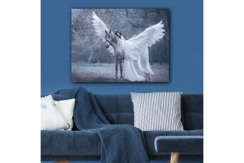 Lerretsbilde 70x100 cm - Kvinne med vinger som omfavner en grå hest med store hvite vinger - Hvit / Grå / Lys blå - Innredning - Bilder & kunst - Lerretsbilder