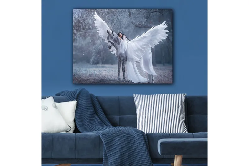 Lerretsbilde 70x100 cm - Kvinne med vinger som omfavner en grå hest med store hvite vinger - Hvit / Grå / Lys blå - Innredning - Bilder & kunst - Lerretsbilder