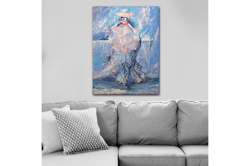 Lerretsbilde 70x100 cm - Kvinne med parasoll kledd i en elegant kjole, omgitt av en drømmende, blåaktig bakgrunn, Blå / Rosa / Hvit