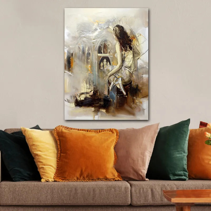 Lerretsbilde 70x100 cm - Kvinne sitter på en benk og ser ut mot gotisk arkitektur - Beige / Brun / Gull - Innredning - Bilder & kunst - Lerretsbilder