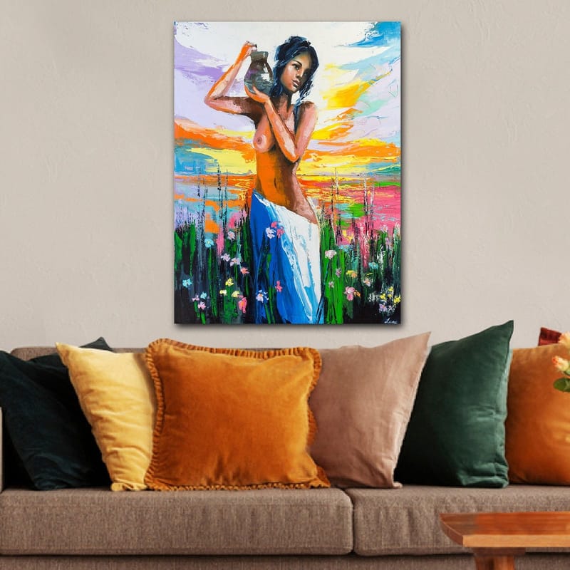 Lerretsbilde 70x100 cm - Kvinne som bærer en potte, omgitt av blomster og en fargerik himmel ved solnedgang - Oransje / Blå / Grønn - Innredning - Bilder & kunst - Lerretsbilder