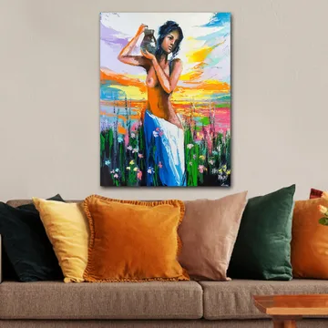 Lerretsbilde 70x100 cm - Kvinne som bærer en potte, omgitt av blomster og en fargerik himmel ved solnedgang - Oransje / Blå / Grønn - Innredning - Bilder & kunst - Lerretsbilder