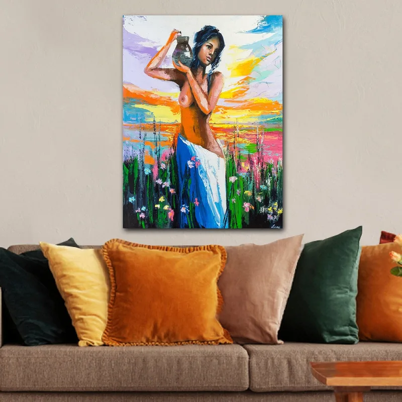 Lerretsbilde 70x100 cm - Kvinne som bærer en potte, omgitt av blomster og en fargerik himmel ved solnedgang - Oransje / Blå / Grønn - Innredning - Bilder & kunst - Lerretsbilder