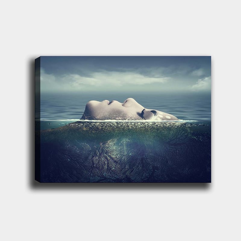 Lerretsbilde 70x100 cm - Kvinne som flyter på vannoverflaten med en drømmende og rolig atmosfære, Blå / Grønn / Beige