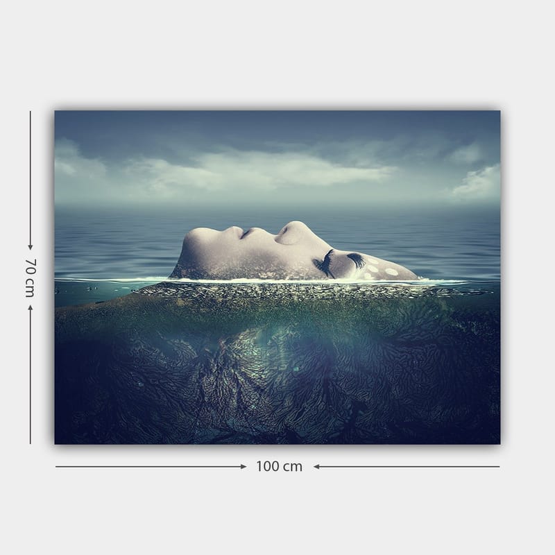 Lerretsbilde 70x100 cm - Kvinne som flyter på vannoverflaten med en drømmende og rolig atmosfære - Blå / Grønn / Beige - Innredning - Bilder & kunst - Lerretsbilder