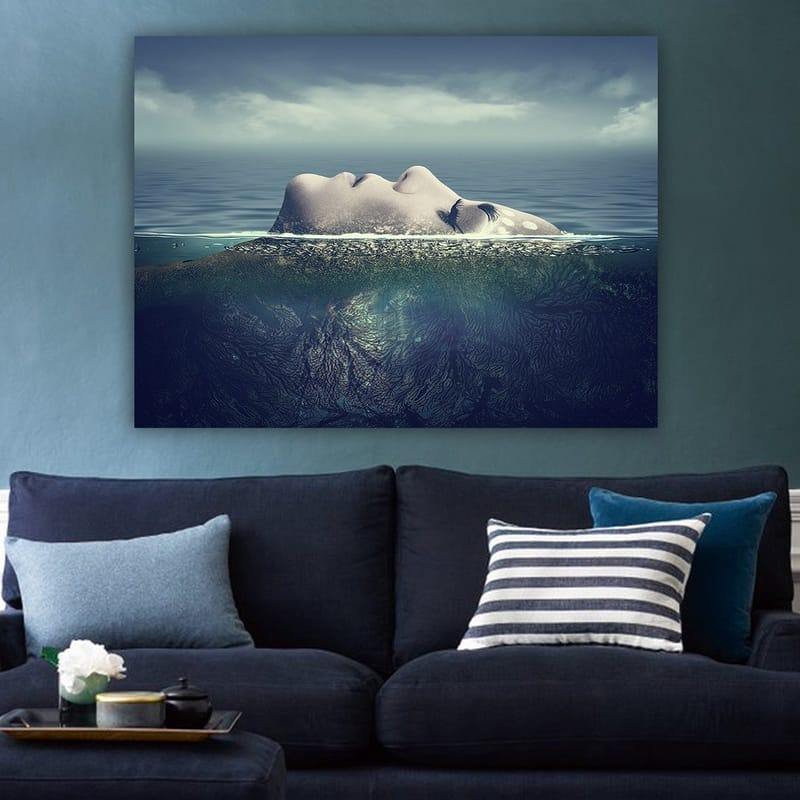 Lerretsbilde 70x100 cm - Kvinne som flyter på vannoverflaten med en drømmende og rolig atmosfære - Blå / Grønn / Beige - Innredning - Bilder & kunst - Lerretsbilder