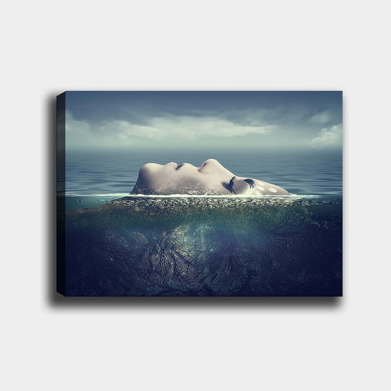 Lerretsbilde 70x100 cm - Kvinne som flyter på vannoverflaten med en drømmende og rolig atmosfære, Blå / Grønn / Beige