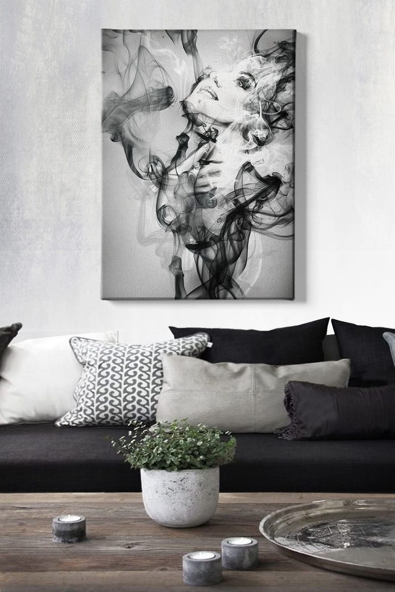 Lerretsbilde 70x100 cm - Kvinne som kommer ut av svevende røykformasjoner - Svart / Grå / Hvit - Innredning - Bilder & kunst - Lerretsbilder